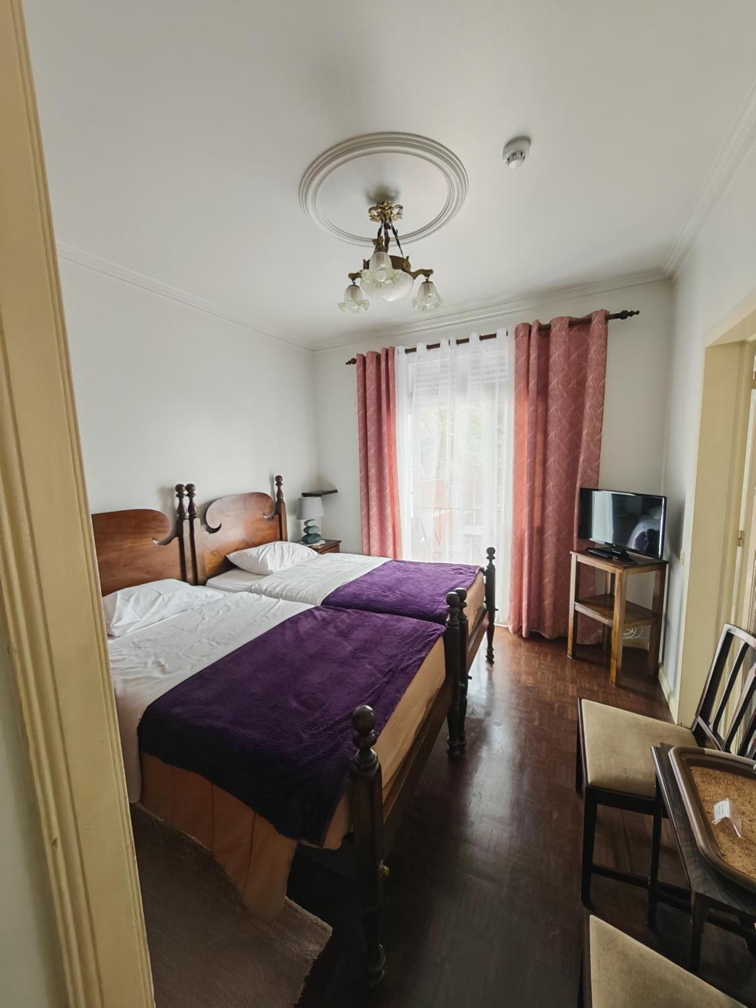 Quarto Superior com 2 Camas de Solteiro e Vista do Mar